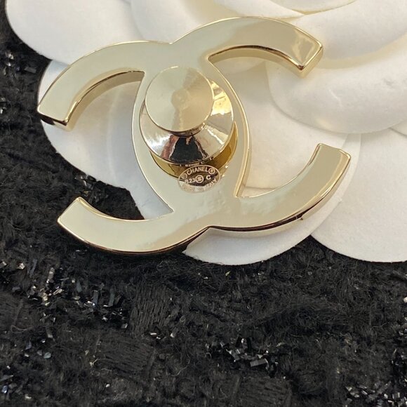 CHANEL Diamond Brooch - Picture 4 of 8